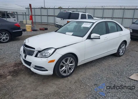 2013 Mercedes-Benz C 300 Luxury 4Matic z USA, uszkodzony, nr VIN WDDGF8AB7DR255327